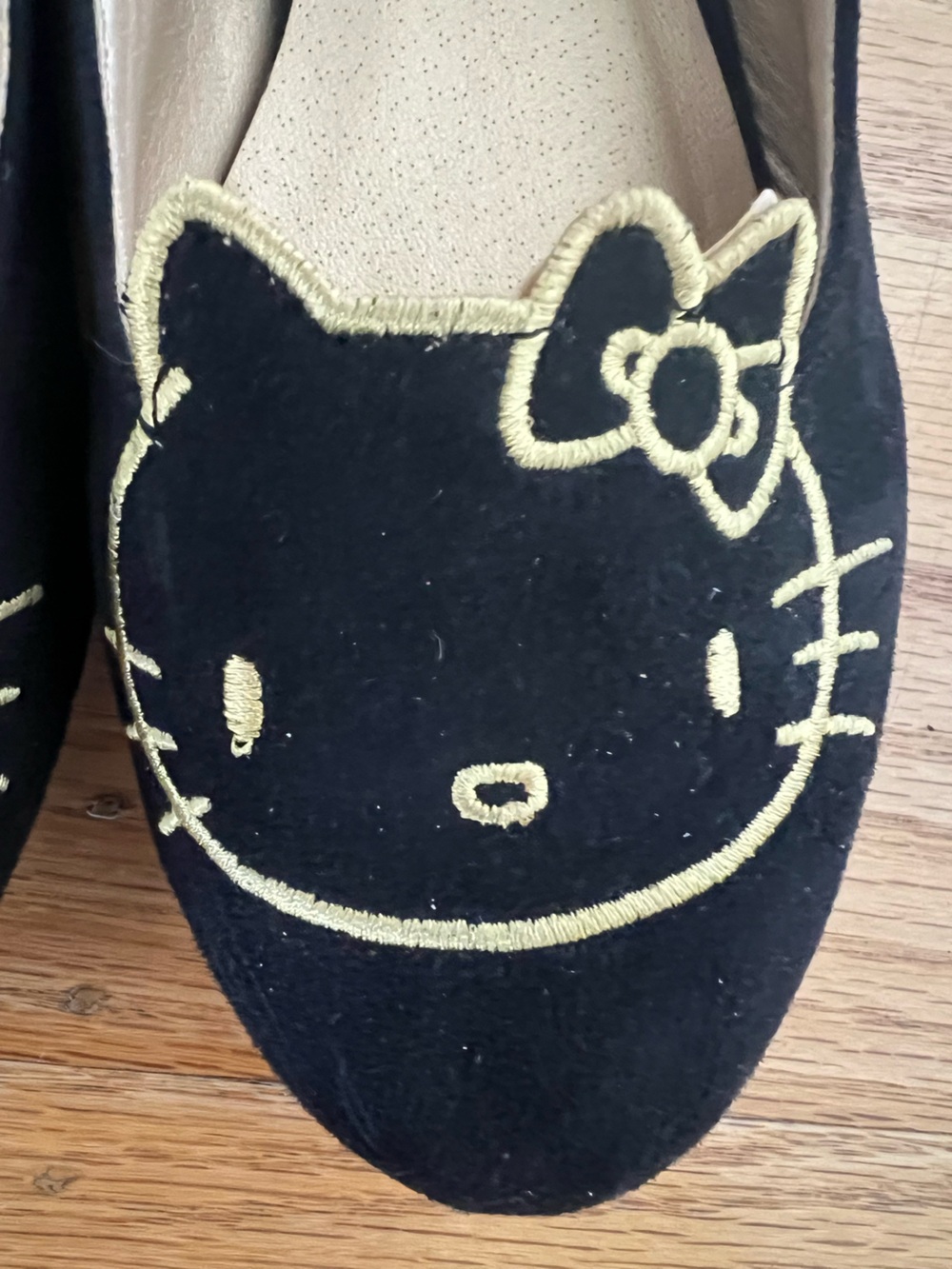 ModCloth x Hello Kitty Amble Companion Flats Black Gold Embroidered Size 8 - Picture 3 of 5